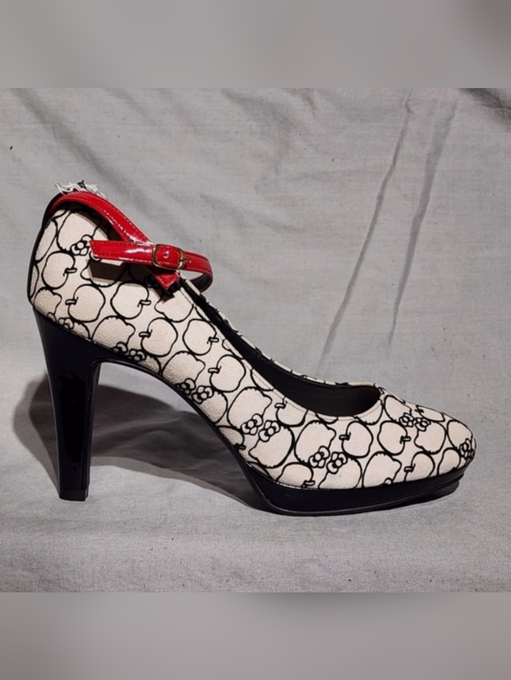 KELLO KITTY White Suede w/Apple & Kitty Head Pattern Platform Heels, size 6